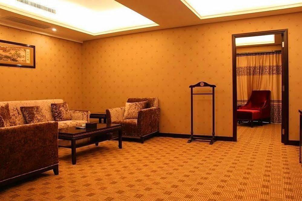 New Beacon Runfeng International Hotel Ухан Екстериор снимка